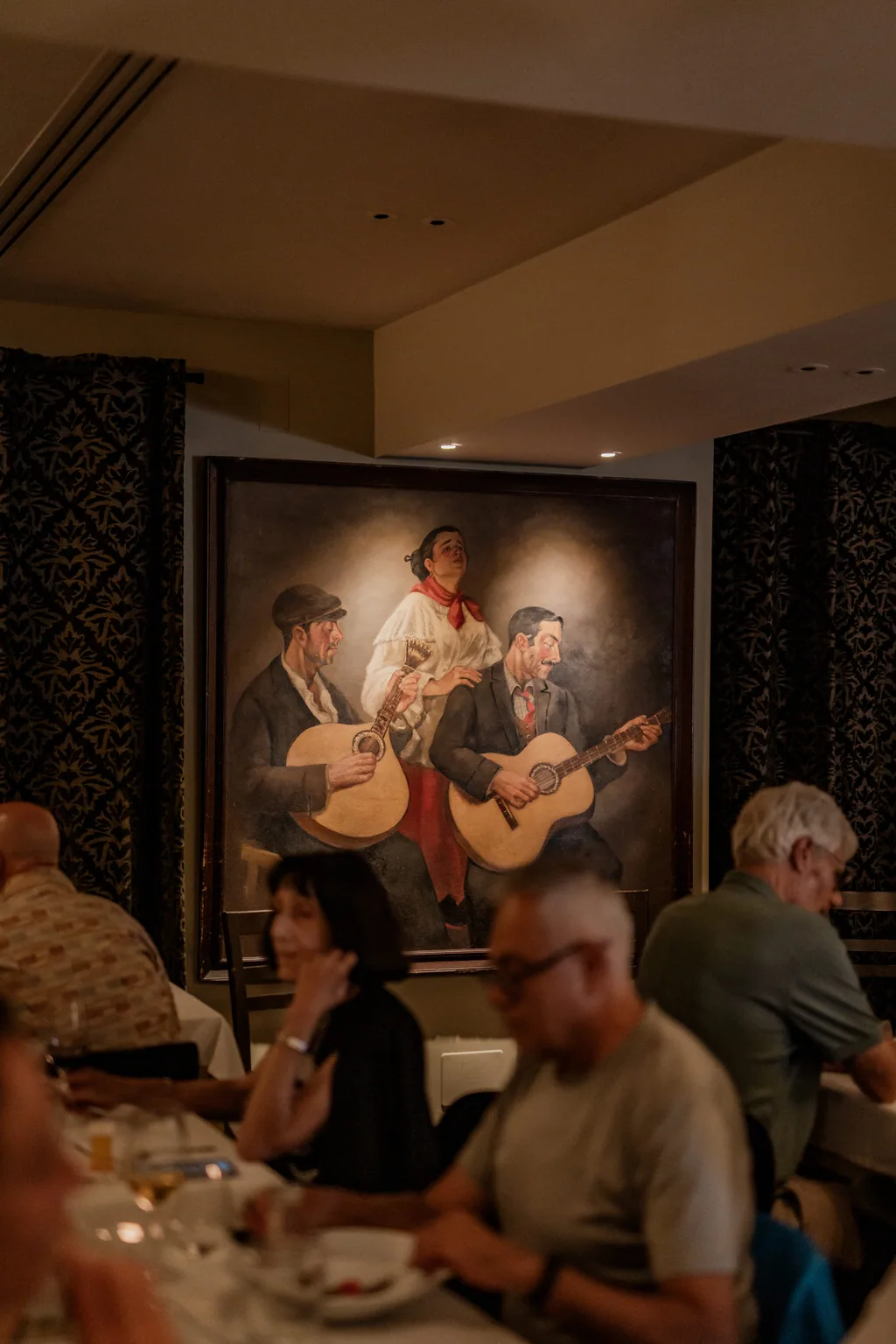 Adega Machado — la pintura de músicos de fado sobre la sala
