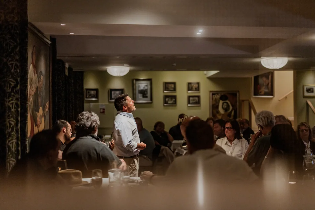 Adega Machado — la sala con su patrimonio en las paredes, durante la cena