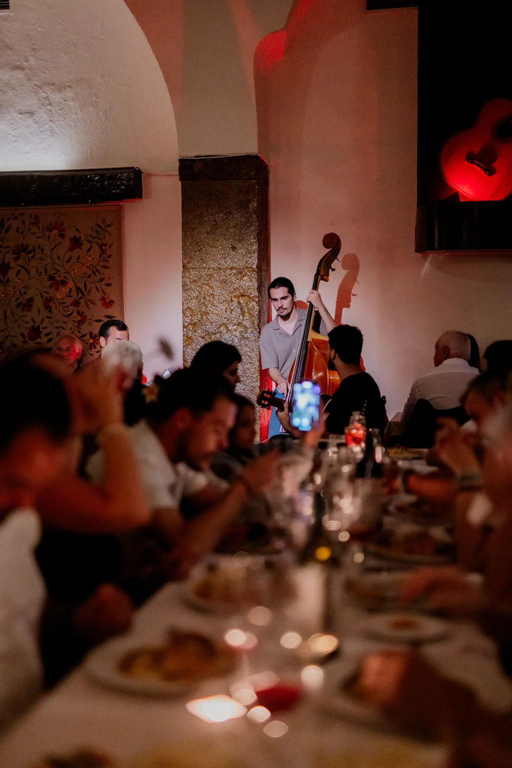 Clube de Fado — la sala llena, el contrabajo al fondo