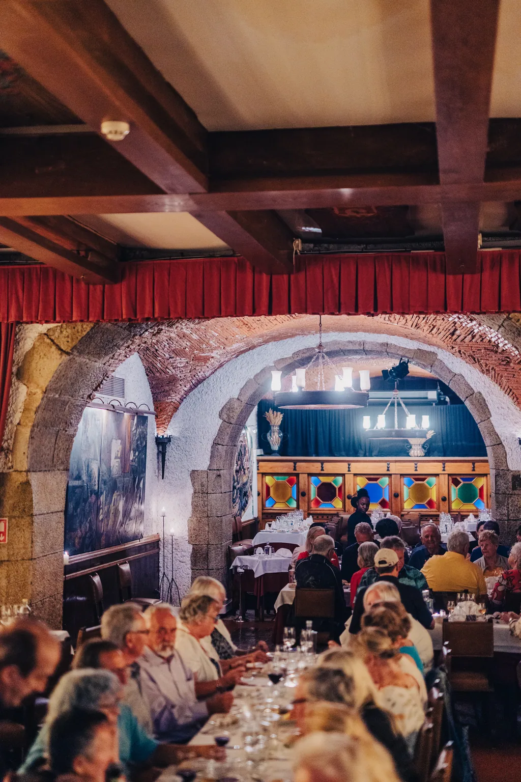 Café Luso — la sala abovedada llena, en noche de fado
