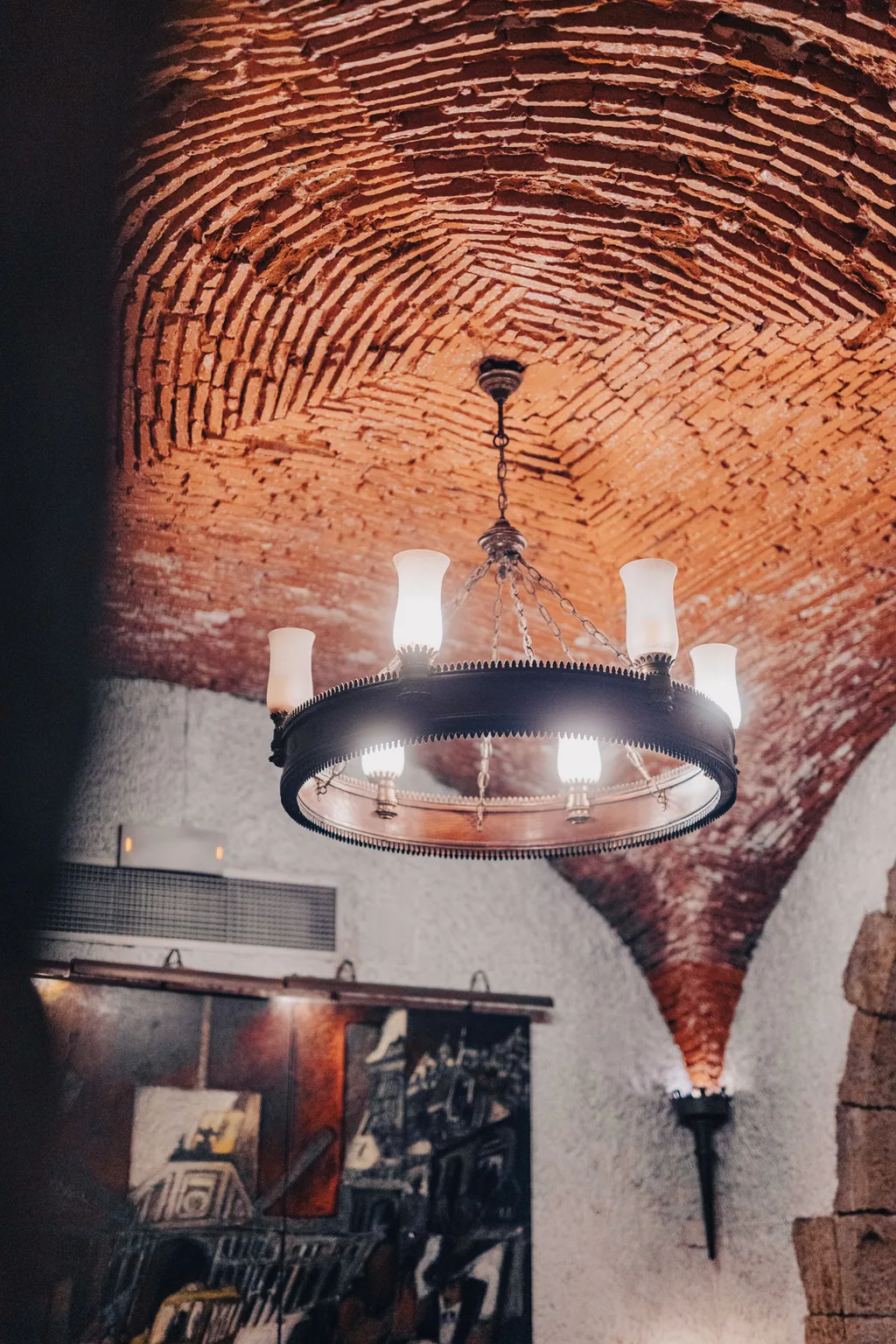 O lustre de ferro sob a abóbada de tijolo