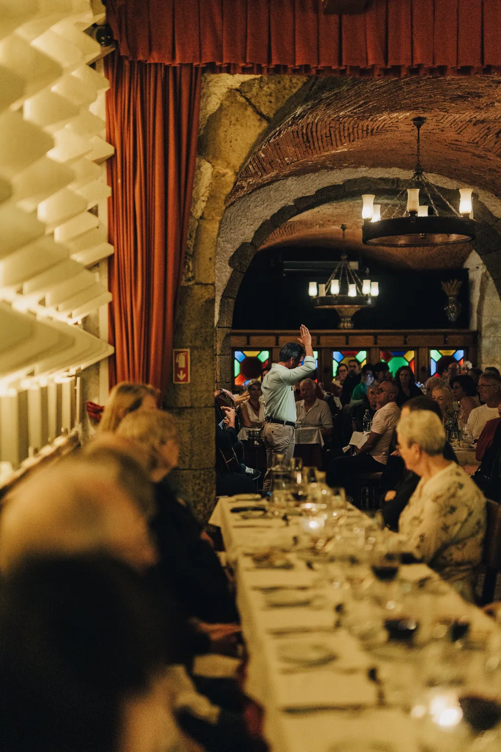 Café Luso — la sala vista a través del arco, con la fadista al fondo