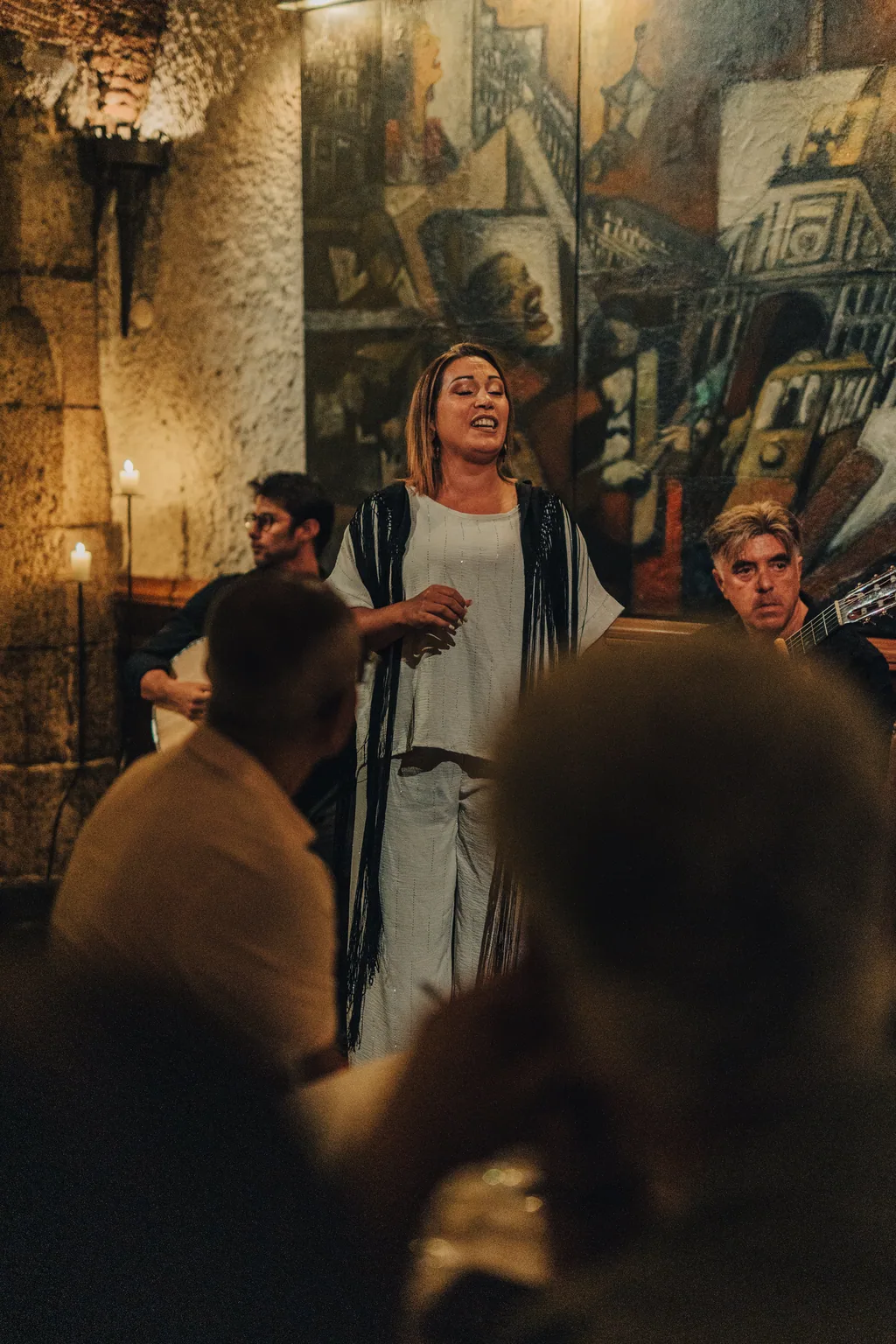 Café Luso — fadista con chal, acompañada por los músicos